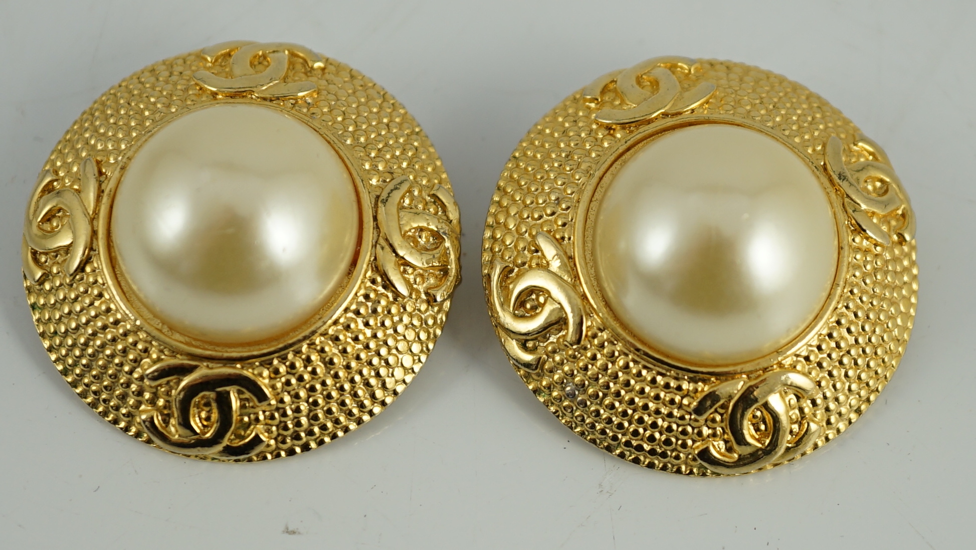 A pair of Vintage Chanel round CC logo button clip-on gold-tone / faux mabe pearl earrings, width 3.5mm, height 3.5mm